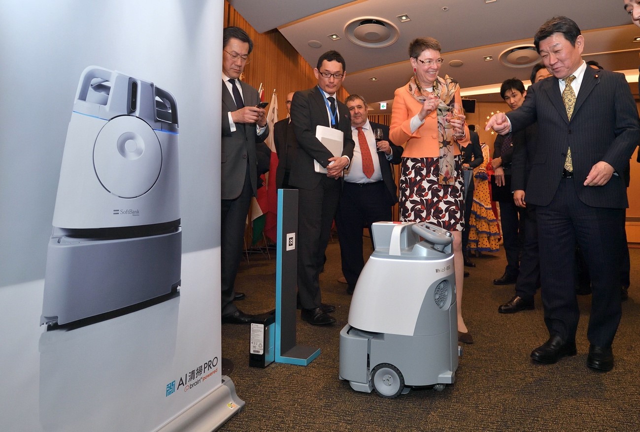 AI清掃ロボット「Whiz（ウィズ）」日本・EU経済連携協定1周年記念式典に出席