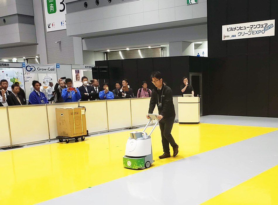 出展企業6社による清掃ロボットデモンストレーション「ビルメンロボット実験室」