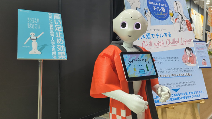 Pepperが、来場者の誘導係として会場内の順路や実施されている試食のご案内も担当