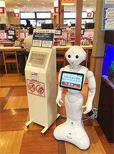 はま寿司浦和店で案内業務を行うPepper