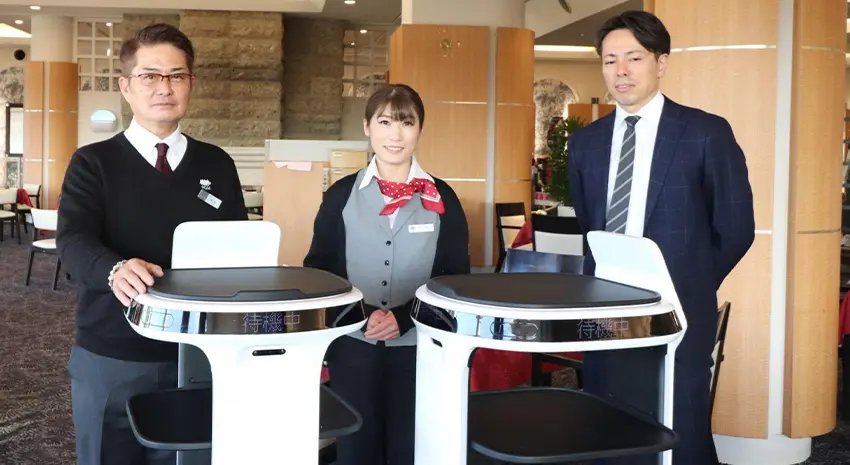 左：PGMマリアゴルフリンクス 支配人　藤森 正登 様 右：パシフィックゴルフマネージメント株式会社 運営本部 運営推進部　兼次 保尚 様 中：PGMマリアゴルフリンクス ホールマネージャー　高松 芙有子 様