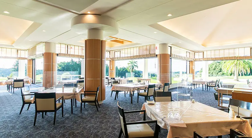 交流の場でもあるレストランは、PGMマリアゴルフリンクスにとってかなり重要な空間で、特にホールを見渡せる大きな窓がこだわり