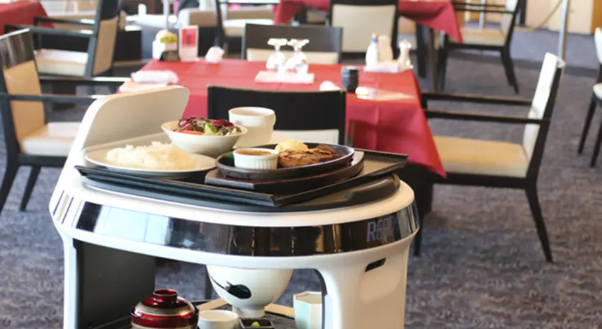 スタッフが喋っているかのような演出をする配膳ロボット