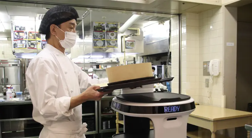 Servi Plusに料理を載せる様子