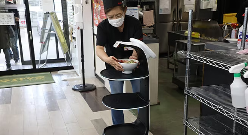 Keenbot T8に商品を乗せる様子
