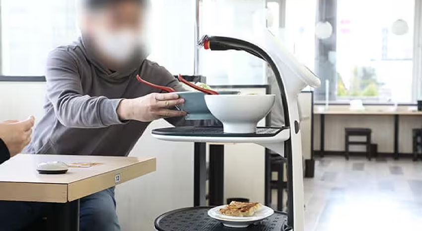 Keenbot T8から商品を取るお客様