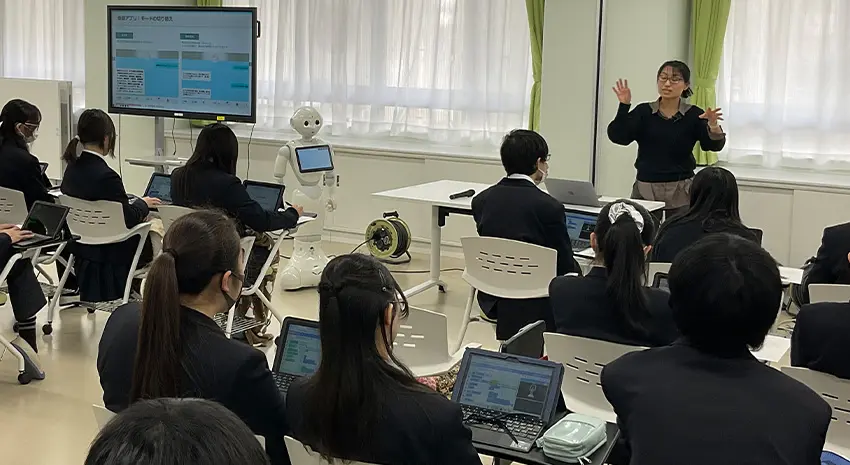 「情報処理」の授業でPepperのアプリに関する説明を受けている様子