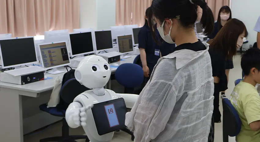 作成したおみくじのプログラムで楽しむ様子