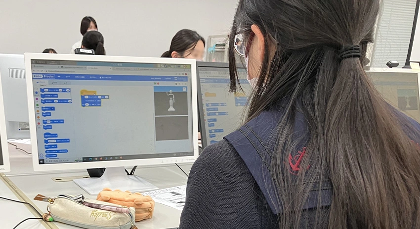 Pepper専用プログラミングツール”Robo Blocks”でブロックを組み立てる生徒さん