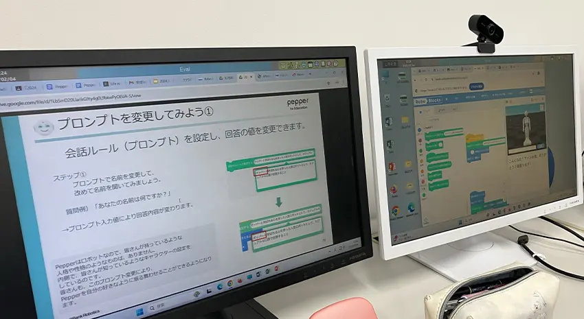 左側のモニタでテキストを見ながら、右側のモニタでプロンプトを書き換えている様子
