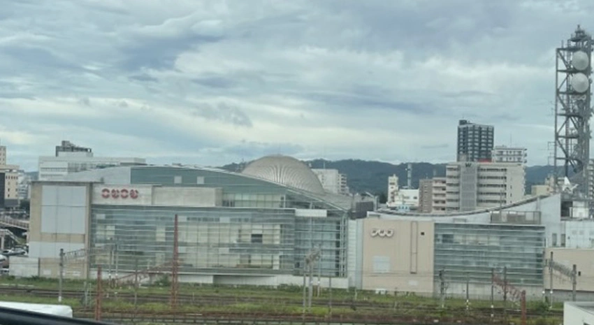 写真左が会場「こむこむ」。新幹線の車窓から撮影。