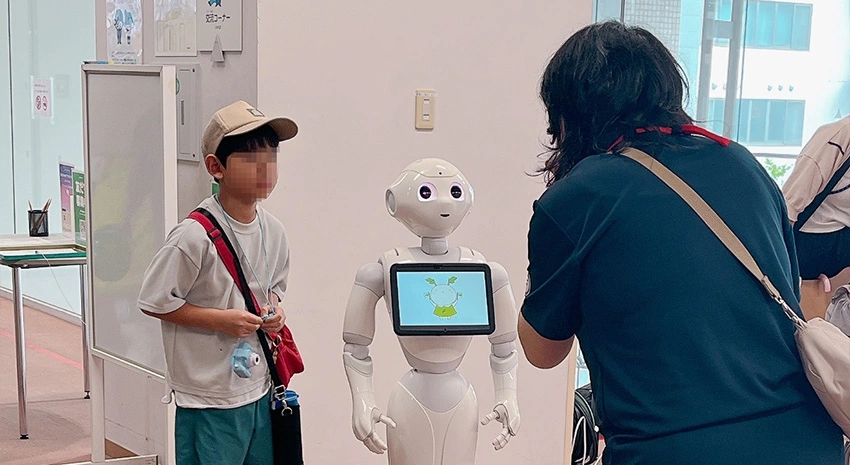 Pepperと記念撮影し、ポラロイドの写真を子どもたちに持ち帰ってもらいました