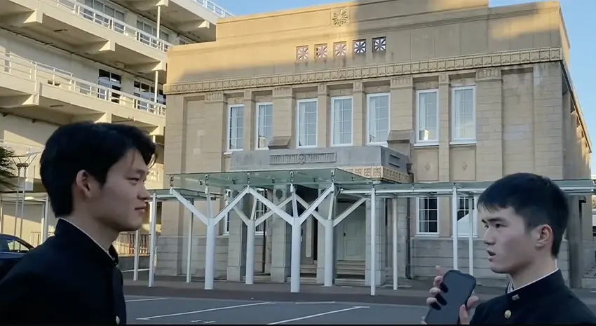 [生徒さんが高校敷地内で会話する様子（STREAMチャレンジ2024作品動画より）]