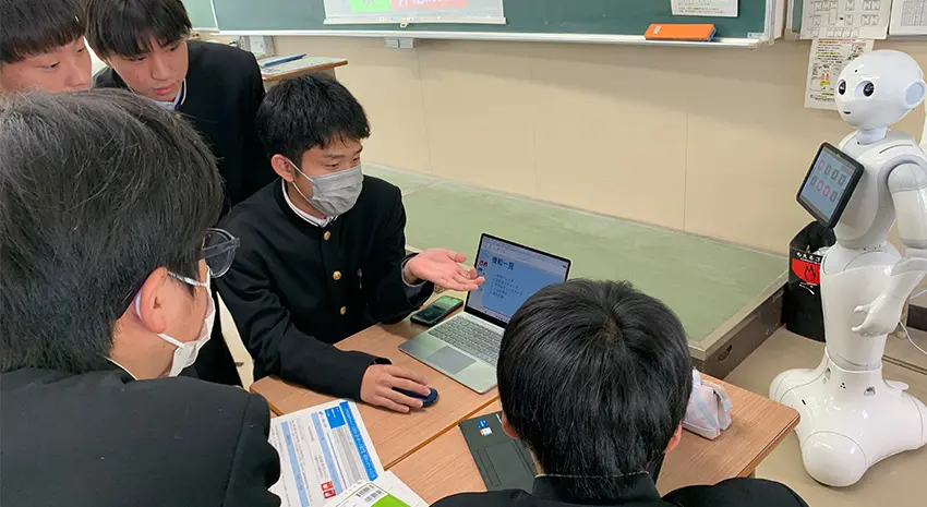 [2024年度の高校２年生情報Ⅰ授業にて、制作した作品を発表する様子]