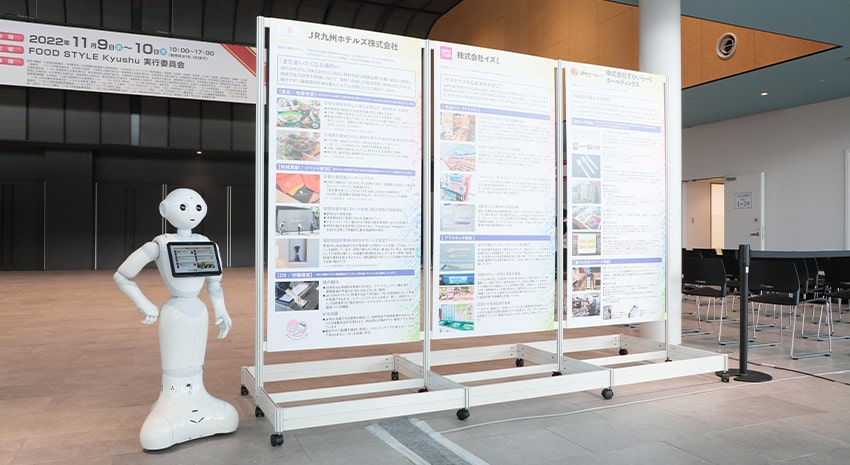 接客・集客向け「Pepper(ペッパー)」を5台導入し、来場者への挨拶やセミナーや展示物の紹介にご活用いただきました