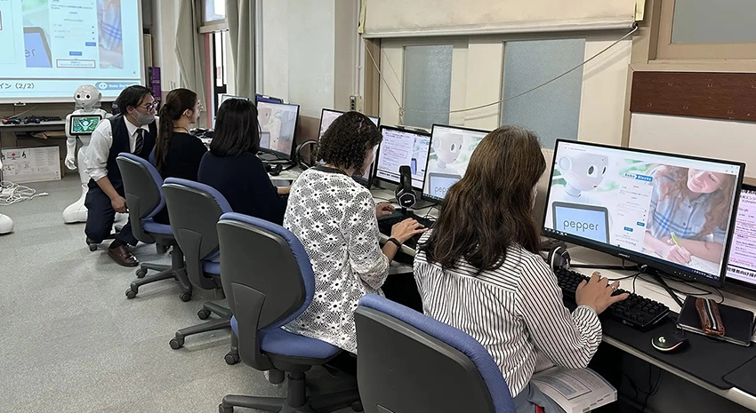 教員向け研修には、2人の情報科教員と6人の英語ネイティブ教員の合計8人が参加しました