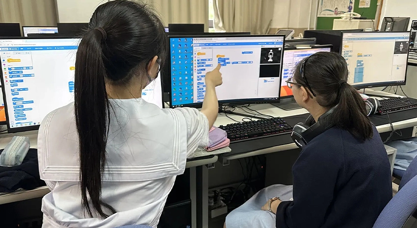 教員向け研修には、2人の情報科教員と6人の英語ネイティブ教員の合計8人が参加しました