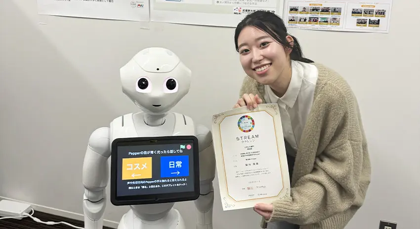 STREAMチャレンジの表彰状を手にする星川さん（右）とPepper