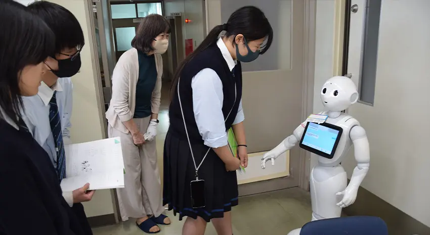 Pepperが聞き取ってくれるまで、何度も中国語で話しかける生徒さんの様子
