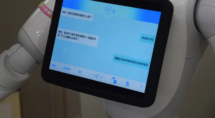 生徒さんの中国語を聞き取って中国語で返事をするPepper。タブレットで文字を表示し、音声でも回答します