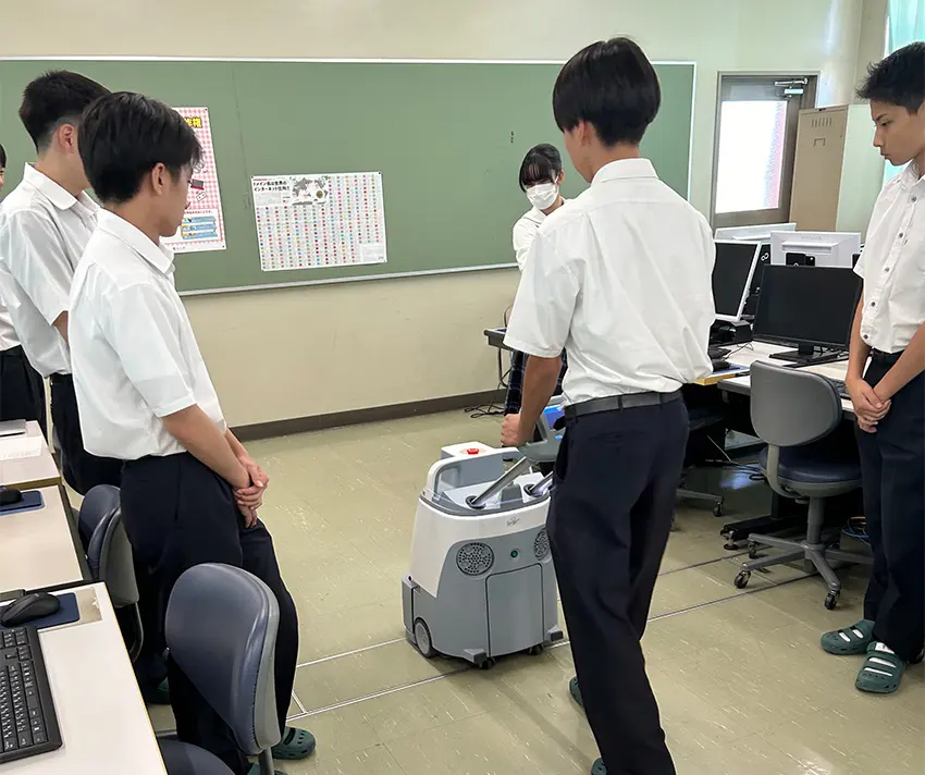 清掃ロボットWhizの出前授業の様子