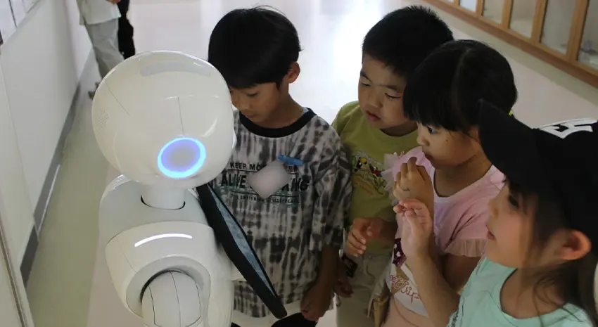 Pepperの周りに子どもたちが集まって楽しく過ごしている様子