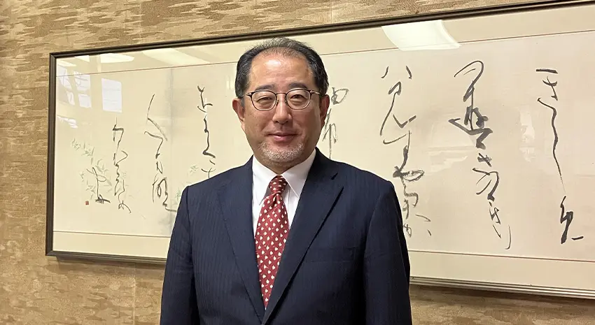 入善高等学校の魚津教頭先生、学校玄関にて