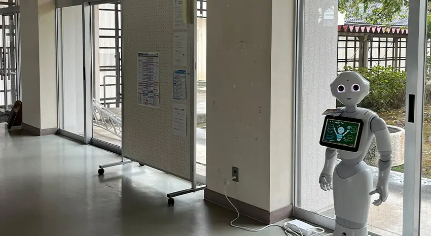 生徒登校口にて毎朝あいさつをするPepper