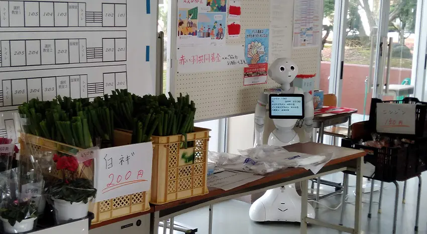 農作物の無人販売ブースで売り子として活躍するPepper