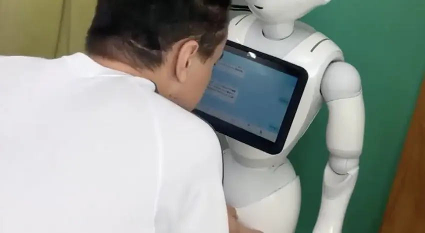 AくんがPepperに話しかけている様子