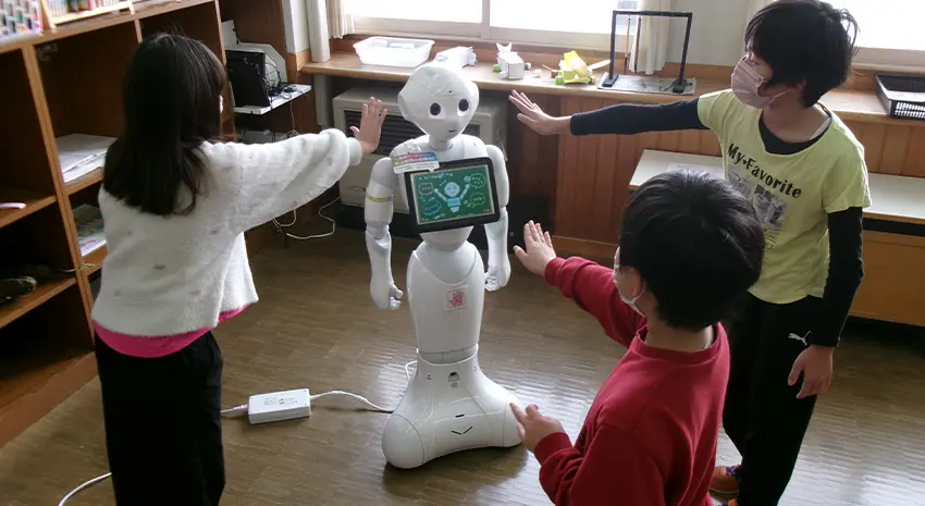 小学校風景｜子どもたちがPepperと楽しく過ごす様子が日常的に見られます