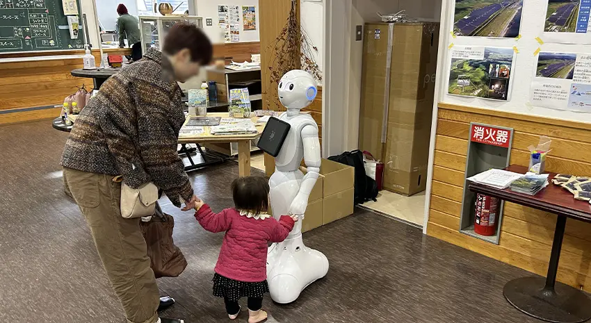 2023年度”やくもエコ広場”にて、地域のご家族とやり取りするPepper