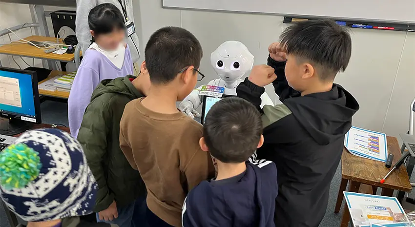 「子どもプログラミング講座」にて自作のプログラムを動かして楽しむ子どもたちの様子