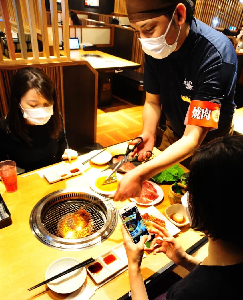 「焼肉きんぐ」のおせっかい文化の象徴「焼肉ポリス」。食べ放題業態でありながらお客さまのためになると思えば即実行能