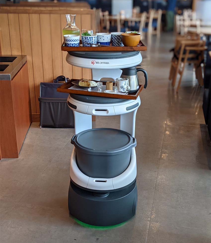 業界に合わせたオプション開発も可能な配膳・運搬ロボット「Servi アイリスエディション」